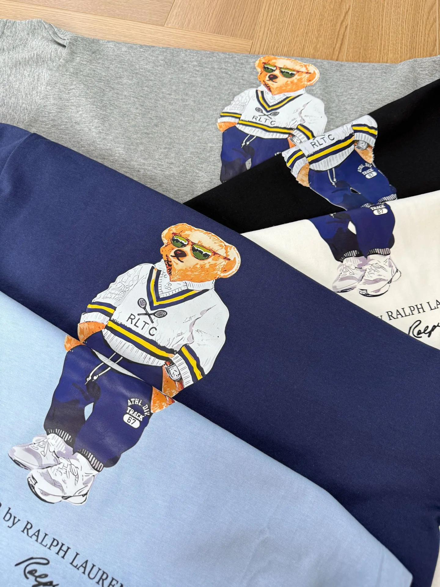 P130 Style number: RL001】Ralph Lauren/Ralph Lauren 25ss new bear print round neck short sleeves. The main LOGO on the neck has a QR code mark, which can be scanned for verification to distinguish low-quality products on the market. 32 counts, 240g hydrophilic toner, 100% cotton fabric, comfortable and soft, highly breathable, focusing on high-end cost-effectiveness, needless to say good quality. Available in a variety of colors, both boys and girls can try this genderless style, giving them a yuppie tone in no time. Immerse yourself in your leisurely style, and have your own style in retro. Natural, vivid, and very French romantic feelings perfectly integrate the youthful atmosphere with the trend. The clever embellishment of the classic pony logo embroidery carries all the eye-catching points. Color: black, white, navy blue, light blue Size: S-xL S Shoulder width 44 Bust 108 Sleeve length 23 Clothing length 72 M Shoulder width 45 Bust 112 Sleeve length 24 Clothing length 74 L Shoulder width 46 Bust 116 Sleeve length 25 Clothing length 76 xL Shoulder width 47 Bust 120 Sleeve length 26 Clothing length 78